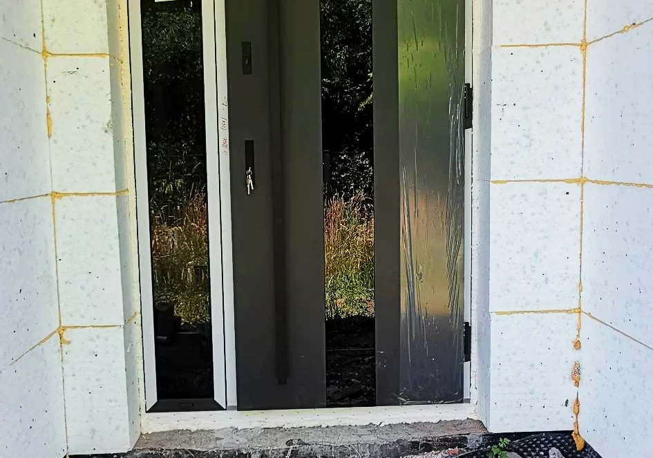 nowo zamontowane drzwi