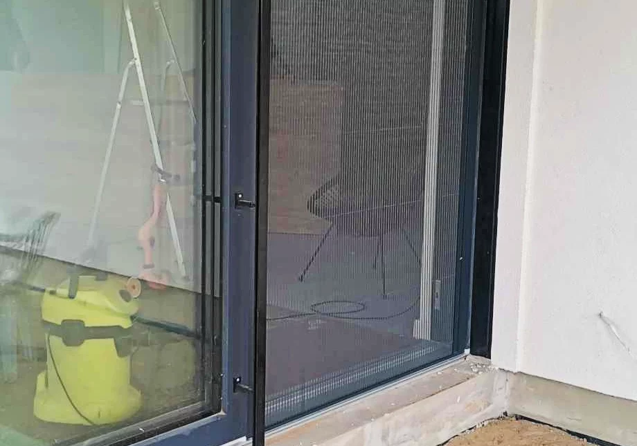 nowo zamontowane drzwi zewnętrzne