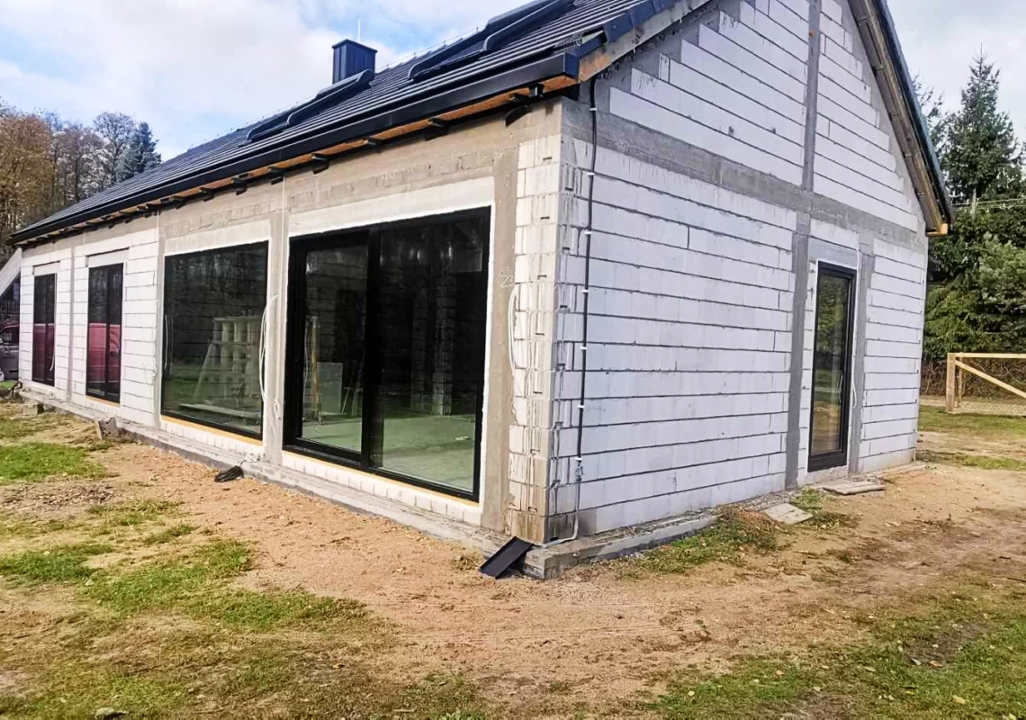 nowe okna w budowie domu