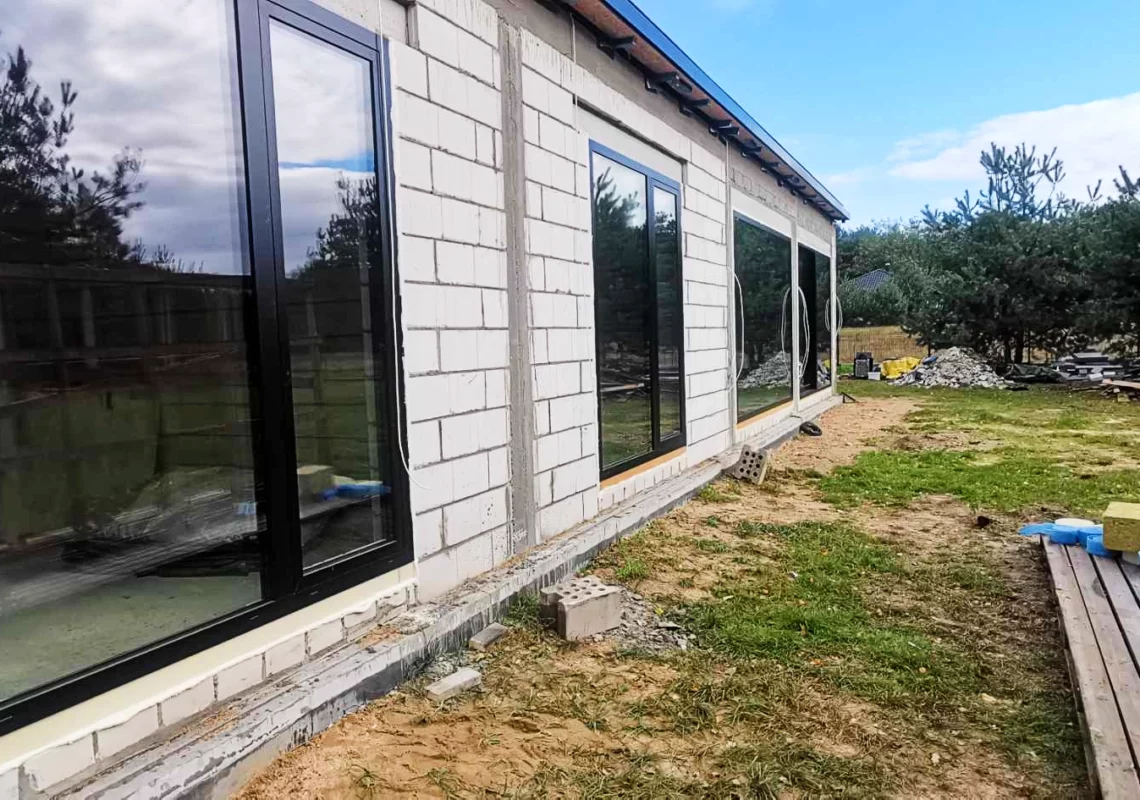 nowe okna w budowie domu
